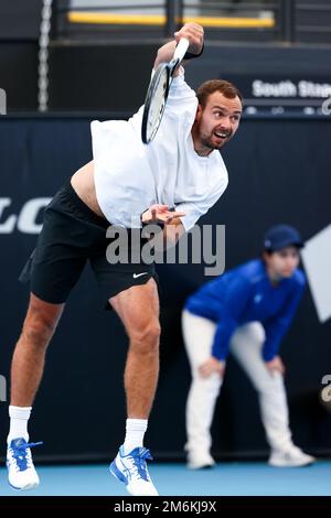 Adélaïde, Australie, 5 janvier 2023. Romain Safiullin sert le ballon pendant le match international de tennis d'Adélaïde entre Roman Safiullin et Denis Shapovalov du Canada à Memorial Drive sur 05 janvier 2023 à Adélaïde, en Australie. Crédit : Peter Mundy/Speed Media/Alay Live News Banque D'Images