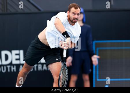 Adélaïde, Australie, 5 janvier 2023. Romain Safiullin sert le ballon pendant le match international de tennis d'Adélaïde entre Roman Safiullin et Denis Shapovalov du Canada à Memorial Drive sur 05 janvier 2023 à Adélaïde, en Australie. Crédit : Peter Mundy/Speed Media/Alay Live News Banque D'Images