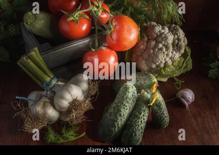 Légumes mûrs sur fond de bois sombre dans un style rustique Banque D'Images