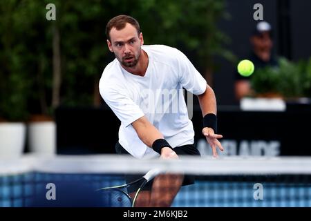 Adélaïde, Australie, 5 janvier 2023. Roman Safiullin vola le ballon pendant le match international de tennis d'Adélaïde entre Roman Safiullin et Denis Shapovalov du Canada à Memorial Drive sur 05 janvier 2023 à Adélaïde, en Australie. Crédit : Peter Mundy/Speed Media/Alay Live News Banque D'Images