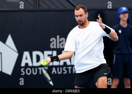 Adélaïde, Australie, 5 janvier 2023. Roman Safiullin joue un rôle de premier plan lors du match international de tennis d'Adélaïde entre Roman Safiullin et Denis Shapovalov du Canada à Memorial Drive sur 05 janvier 2023 à Adélaïde, en Australie. Crédit : Peter Mundy/Speed Media/Alay Live News Banque D'Images