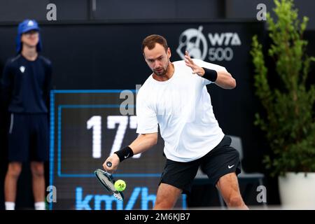 Adélaïde, Australie, 5 janvier 2023. Roman Safiullin joue un rôle de premier plan lors du match international de tennis d'Adélaïde entre Roman Safiullin et Denis Shapovalov du Canada à Memorial Drive sur 05 janvier 2023 à Adélaïde, en Australie. Crédit : Peter Mundy/Speed Media/Alay Live News Banque D'Images