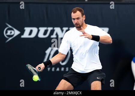 Adélaïde, Australie, 5 janvier 2023. Roman Safiullin joue un rôle de premier plan lors du match international de tennis d'Adélaïde entre Roman Safiullin et Denis Shapovalov du Canada à Memorial Drive sur 05 janvier 2023 à Adélaïde, en Australie. Crédit : Peter Mundy/Speed Media/Alay Live News Banque D'Images