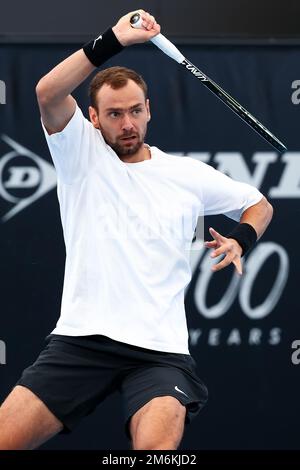Adélaïde, Australie, 5 janvier 2023. Roman Safiullin joue un rôle de premier plan lors du match international de tennis d'Adélaïde entre Roman Safiullin et Denis Shapovalov du Canada à Memorial Drive sur 05 janvier 2023 à Adélaïde, en Australie. Crédit : Peter Mundy/Speed Media/Alay Live News Banque D'Images