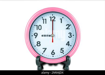 Belle horloge rose montre heure de neuf heures isolé sur fond blanc. Banque D'Images