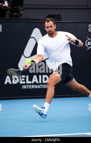 Adélaïde, Australie, 5 janvier 2023. Roman Safiullin joue un rôle de premier plan lors du match international de tennis d'Adélaïde entre Roman Safiullin et Denis Shapovalov du Canada à Memorial Drive sur 05 janvier 2023 à Adélaïde, en Australie. Crédit : Peter Mundy/Speed Media/Alay Live News Banque D'Images