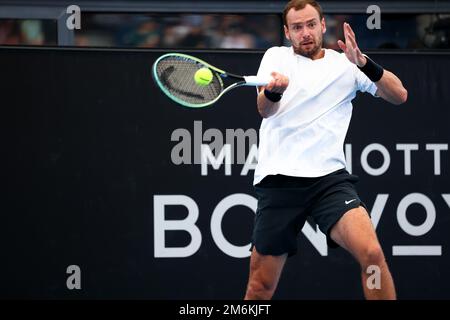 Adélaïde, Australie, 5 janvier 2023. Roman Safiullin joue un rôle de premier plan lors du match international de tennis d'Adélaïde entre Roman Safiullin et Denis Shapovalov du Canada à Memorial Drive sur 05 janvier 2023 à Adélaïde, en Australie. Crédit : Peter Mundy/Speed Media/Alay Live News Banque D'Images