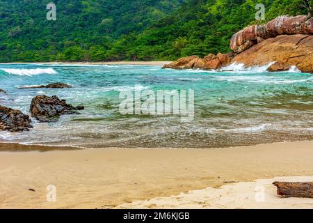Plage tropicale entourée de forêt et de rochers à Trindade Banque D'Images