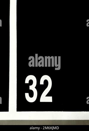 Numéros de stationnement à l'étage du stationnement. Espace libre disponible, fond de numérotation de parcage Banque D'Images