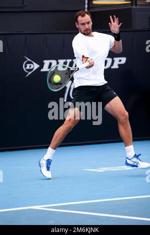 Adélaïde, Australie, 5 janvier 2023. Roman Safiullin joue un rôle de premier plan lors du match international de tennis d'Adélaïde entre Roman Safiullin et Denis Shapovalov du Canada à Memorial Drive sur 05 janvier 2023 à Adélaïde, en Australie. Crédit : Peter Mundy/Speed Media/Alay Live News Banque D'Images