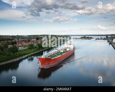 Vue sur le Canal de Kiel et du pont dans le nord de l'Allemagne sur un jour d'été ensoleillé Banque D'Images