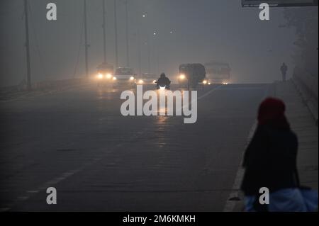 New Delhi, Delhi, Inde. 5th janvier 2023. Les véhicules peuvent être vus à travers une couche de smog lors d'une matinée hivernale froide à New Delhi. (Image de crédit : © Kabir Jhangiani/ZUMA Press Wire) Banque D'Images