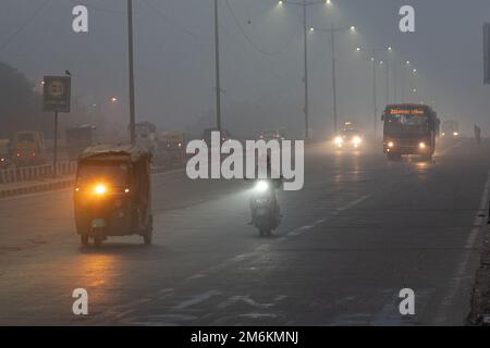 New Delhi, Delhi, Inde. 5th janvier 2023. Les véhicules peuvent être vus à travers une couche de smog lors d'une matinée hivernale froide à New Delhi. (Image de crédit : © Kabir Jhangiani/ZUMA Press Wire) Banque D'Images