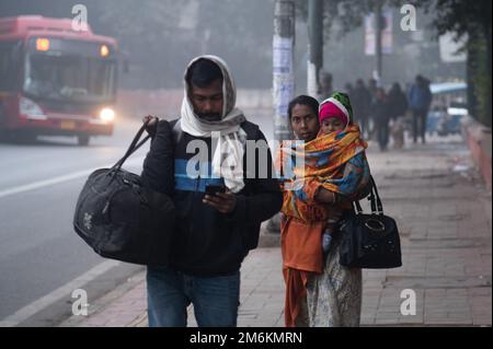 New Delhi, Delhi, Inde. 5th janvier 2023. Une femme avec son enfant marche sur un trottoir lors d'un froid matin d'hiver à New Delhi. (Image de crédit : © Kabir Jhangiani/ZUMA Press Wire) Banque D'Images