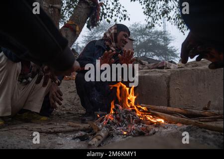New Delhi, Delhi, Inde. 5th janvier 2023. Un homme se réchauffe autour d'un feu de joie sur les rives de la rivière Yamuna, un matin froid d'hiver à New Delhi. (Image de crédit : © Kabir Jhangiani/ZUMA Press Wire) Banque D'Images