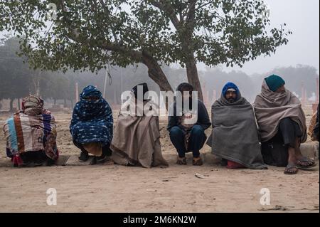 New Delhi, Delhi, Inde. 5th janvier 2023. Les sans-abri s'assoient et attendent la nourriture donnée par une ONG le matin froid de l'hiver à New Delhi. (Image de crédit : © Kabir Jhangiani/ZUMA Press Wire) Banque D'Images