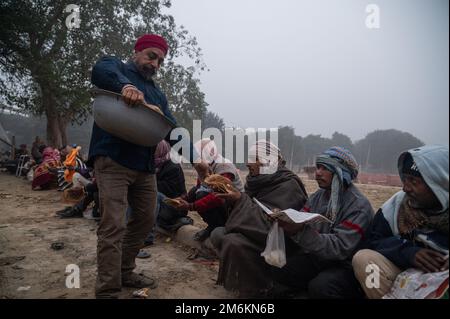 New Delhi, Delhi, Inde. 5th janvier 2023. Des volontaires d'une ONG servent de la nourriture aux sans-abri lors d'une matinée hivernale froide à New Delhi. (Image de crédit : © Kabir Jhangiani/ZUMA Press Wire) Banque D'Images