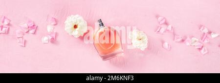 Panorama parfum rose. Bouteille de parfum floral, plan de pose à plat Banque D'Images