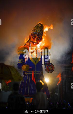 Ravan Dahan, selon la culture hindoue, les effigies de Ravana sont brûlées sur Vijayadashami, en Inde à de nombreux endroits, Ravana brûlant à dussehra festival, Banque D'Images