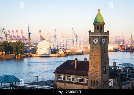 Hambourg - Allemagne - vue sur Blohm et Voss depuis le Landungsbrücken Banque D'Images