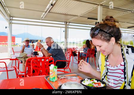 les personnes en bus s'arrêtent pour une pause repas. Banque D'Images