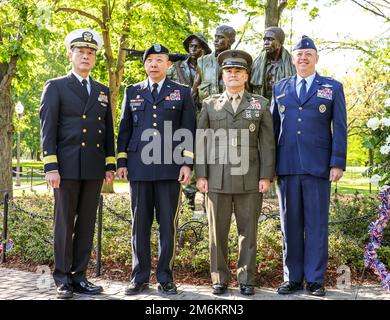 Des membres américains d'origine vietnamienne, dont quatre drapeaux et des officiers généraux, rendent hommage aux anciens combattants de la guerre du Vietnam au Mémorial de la guerre du Vietnam à Washington, D.C., 30 avril 2022. La cérémonie de pose de couronne tombe à l'anniversaire de l'opération Frequent Wind, qui a évacué des civils sud-vietnamiens pendant la chute de Saigon à la fin de la guerre du Vietnam en 1975. Banque D'Images