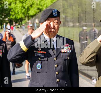 Des membres américains d'origine vietnamienne, dont quatre drapeaux et des officiers généraux, rendent hommage aux anciens combattants de la guerre du Vietnam au Mémorial de la guerre du Vietnam à Washington, D.C., 30 avril 2022. La cérémonie de pose de couronne tombe à l'anniversaire de l'opération Frequent Wind, qui a évacué des civils sud-vietnamiens pendant la chute de Saigon à la fin de la guerre du Vietnam en 1975. Banque D'Images