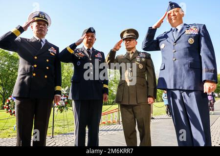 Des membres américains d'origine vietnamienne, dont quatre drapeaux et des officiers généraux, rendent hommage aux anciens combattants de la guerre du Vietnam au Mémorial de la guerre du Vietnam à Washington, D.C., 30 avril 2022. La cérémonie de pose de couronne tombe à l'anniversaire de l'opération Frequent Wind, qui a évacué des civils sud-vietnamiens pendant la chute de Saigon à la fin de la guerre du Vietnam en 1975. Banque D'Images