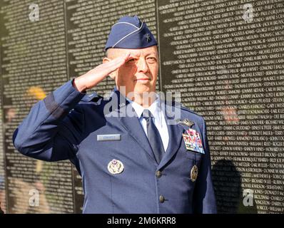 Des membres américains d'origine vietnamienne, dont quatre drapeaux et des officiers généraux, rendent hommage aux anciens combattants de la guerre du Vietnam au Mémorial de la guerre du Vietnam à Washington, D.C., 30 avril 2022. La cérémonie de pose de couronne tombe à l'anniversaire de l'opération Frequent Wind, qui a évacué des civils sud-vietnamiens pendant la chute de Saigon à la fin de la guerre du Vietnam en 1975. Banque D'Images