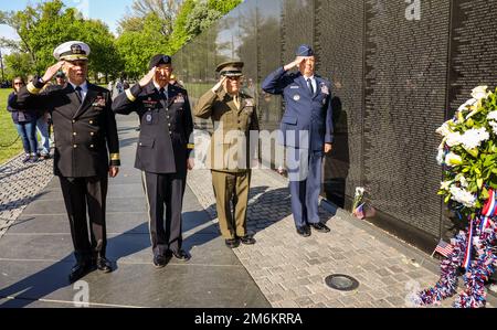 Des membres américains d'origine vietnamienne, dont quatre drapeaux et des officiers généraux, rendent hommage aux anciens combattants de la guerre du Vietnam au Mémorial de la guerre du Vietnam à Washington, D.C., 30 avril 2022. La cérémonie de pose de couronne tombe à l'anniversaire de l'opération Frequent Wind, qui a évacué des civils sud-vietnamiens pendant la chute de Saigon à la fin de la guerre du Vietnam en 1975. Banque D'Images