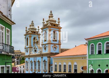 Façades colorées d'églises et de maisons historiques du Pelourinho Banque D'Images
