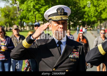 Des membres américains d'origine vietnamienne, dont quatre drapeaux et des officiers généraux, rendent hommage aux anciens combattants de la guerre du Vietnam au Mémorial de la guerre du Vietnam à Washington, D.C., 30 avril 2022. La cérémonie de pose de couronne tombe à l'anniversaire de l'opération Frequent Wind, qui a évacué des civils sud-vietnamiens pendant la chute de Saigon à la fin de la guerre du Vietnam en 1975. Banque D'Images