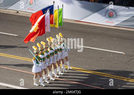 La bande de marche de l'école secondaire Taipei First Girls marche dans la rue pendant la roserde annuelle 134th. Des spectateurs et des flotteurs sillonnez les rues pour la Rose Parade annuelle 134th. Banque D'Images