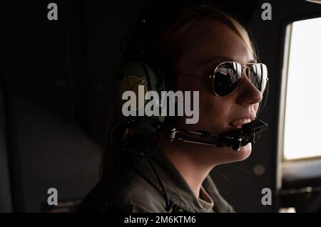 ÉTATS-UNIS Elizabeth Mahoney, pilote de l'escadron de transport aérien 40th, de la Force aérienne 1st, parle avec d'autres membres de l'équipage à mi-vol de la base aérienne de Dyess, au Texas, à Avenger Field, à Sweetwater, au Texas, 30 avril 2022. Après l’atterrissage, deux équipages entièrement féminins de l’aile Airlift 317th ont participé à une présentation statique, ont parlé aux médias locaux et ont visité le Musée des pilotes du Service des femmes de l’aviation de Sweetwater dans le cadre du WASP Homecoming 80th. Banque D'Images