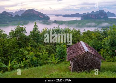 Cabane en bambou à Sametnangshe, vue sur les montagnes dans la forêt de mangrove de Phangnga baie de Phang Nga en Thaïlande Banque D'Images