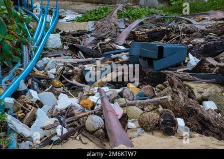 Déchets de plastique sur la plage de Phuket Thaïlande , la saison de la mousson al déchets de l'océan reviennent Banque D'Images