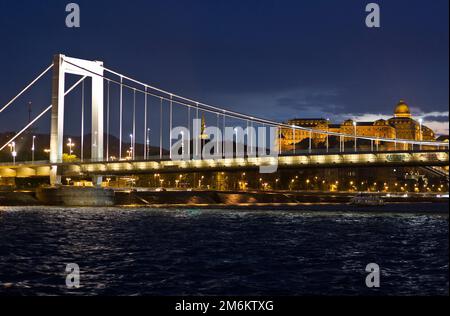 Le pont Elizabeth de Budapest et la rivière la nuit Banque D'Images