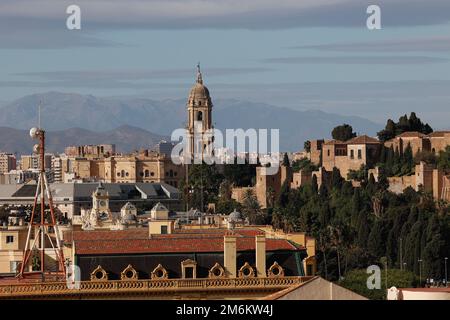 Vue sur la cathédrale de Malaga et Alcazaba, Malaga, Andalousie, Espagne, Europe. Banque D'Images