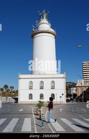 Phare (la Farola de Malaga) à la promenade du port Muelle uno, Malaga, Espagne, Andalousie, Europe. Banque D'Images