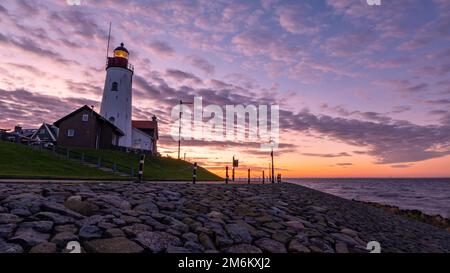 Urk Flevoland pays-Bas coucher de soleil au phare et au port d'Urk Hollande Banque D'Images