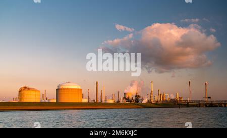 Rotterdam pays-Bas, terminaux de réservoirs de port de pétrole et transporteurs de produits chimiques dans le port de Rotterdam Banque D'Images