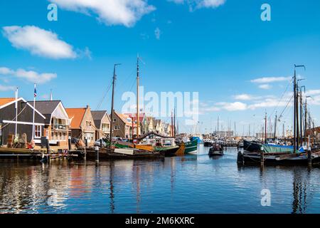 Urk Flevoland pays-Bas coucher de soleil au phare et au port d'Urk Hollande Banque D'Images