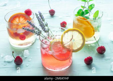Cocktails d'été ou cocktails maison, boissons fraîches aux agrumes et lavande Banque D'Images