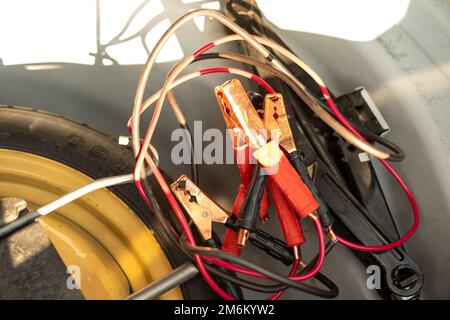 Câble volant de batterie avec prise et outils dans le coffre Banque D'Images