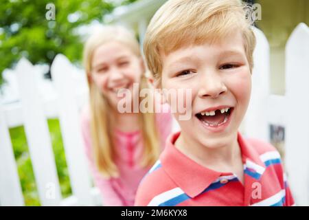 C'est très excitée. Deux petits enfants mignons souriant et riant ensemble. Banque D'Images