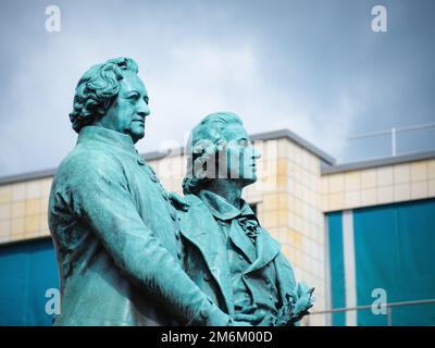 Gros plan de la statue de Goethe et Schiller à Weimar, Allemagne. Banque D'Images