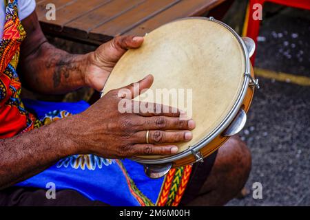 Percussionniste jouant du tambourin dans la rue Pelourinho Banque D'Images