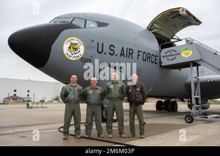 Une équipe de ravitaillement en carburant du 203rd Air Squadron, Tech. Le Sgt Anthony Victorino et le Sgt Derek Wheeler, lieutenant-colonel Kelly Church et Maj. Koani Lau, se réunissent devant un KC-135R Stratotanker 30 avril 2022 historique, à la base de la Garde nationale aérienne de Rickenbacker, en Ohio. Les deux opérateurs de flèche et les pilotes se sont lancés dans le dernier vol de l'avion jusqu'à la base aérienne Wright-Patterson, où le jet a été intronisé comme le premier Stratotanker au Musée national des États-Unis Force aérienne. Le Stratotanker, numéro 60-0329, est reconnu comme la première plate-forme de ravitaillement à recevoir le trophée McKay en 1967, a Banque D'Images