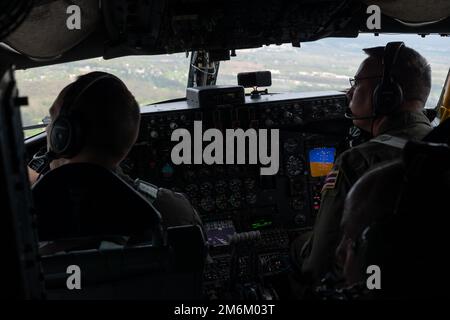 Le lieutenant-colonel Kelly Church, commandant de l'escadron de ravitaillement en vol 203rd, et son co-pilote, le Maj Koani Lau, volent un KC-135R Stratotanker 30 avril 2022, en direction de la base aérienne Wright-Patterson, Ohio. L'équipage s'est embarqué sur le dernier vol de l'avion, après quoi le jet a été intronisé comme le premier Stratotanker au Musée national des États-Unis Force aérienne. Le Stratotanker, numéro 60-0329, est reconnu comme la première plate-forme de ravitaillement à recevoir le trophée McKay en 1967, un honneur réservé aux aviateurs qui démontrent les plus hauts niveaux de compétence en effectuant le « vol le plus méritoire de l'année. Banque D'Images