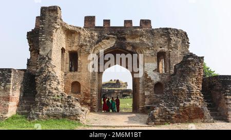 INDE, MADHYA PRADESH, BHIND, octobre 2022, touriste à l'entrée principale du fort Palace, fort Ater Banque D'Images